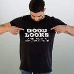 美貌と卒業証書もおもしろい卒業 Tシャツ<br><div class="desc">卒業式のTシャツおもしろいにディプロマも似合う。卒業生おもしろいのための引用文 – 良い見た目と今は卒業証書も。白タイポグラフィ。卒業素晴らしした卒業生への贈り物。</div>