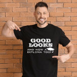 美貌と卒業証書もおもしろい卒業 Tシャツ<br><div class="desc">美貌と今は卒業式のおもしろいTシャツも卒業証書。卒業生おもしろいのための引用文 – 良い見た目と今は卒業証書も。白い卒業式キャップとタイポグラフィ。卒業素晴らしした卒業生への贈り物。</div>