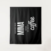 美馬はコーヒーを飲まないと散らからない タペストリー (正面)