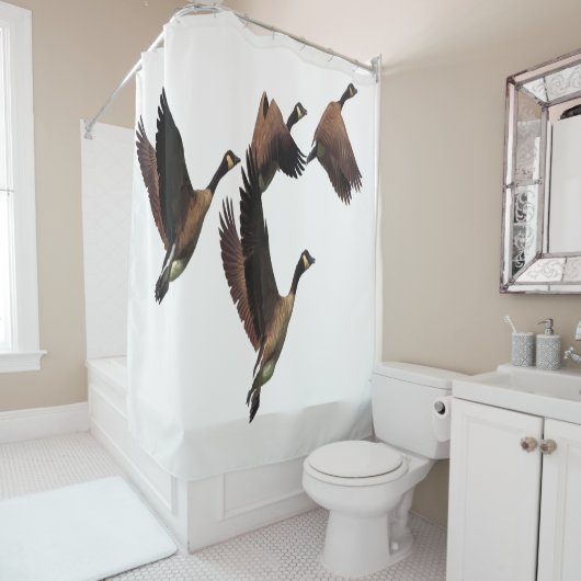 群で飛んでいるカナダのガチョウはデザインをからかいます シャワーカーテン (インサイチュ)