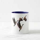 群で飛んでいるカナダのガチョウはデザインをからかいます マグカップ (中央)