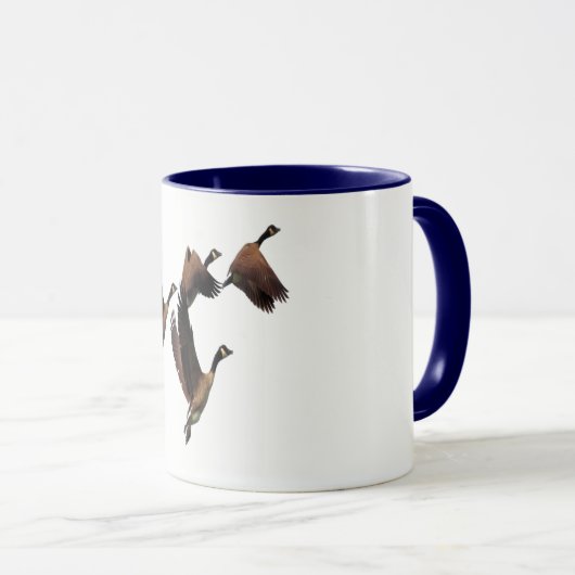 群で飛んでいるカナダのガチョウはデザインをからかいます マグカップ (正面右)