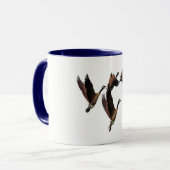 群で飛んでいるカナダのガチョウはデザインをからかいます マグカップ (正面左)