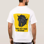 群衆から抜け出す+黒馬のテキスト Tシャツ (裏面)