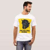 群衆から抜け出す+黒馬のテキスト Tシャツ (正面フル)