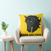 群衆から目立つ文字の付いた黒馬 クッション (椅子)