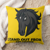 群衆から目立つ文字の付いた黒馬 クッション (ブランケット)