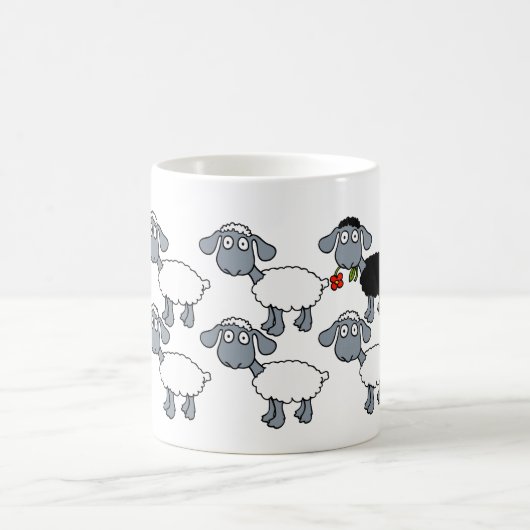 群衆の中に黒い羊の白い群れが立っている! コーヒーマグカップ (中央)
