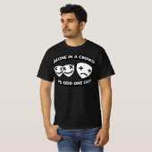 群衆の中の孤独 - 奇異な存在 都市型グラフィック Tシャツ (正面フル)
