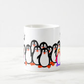 群集ペンギンの中で目立つ コーヒーマグカップ (中央)