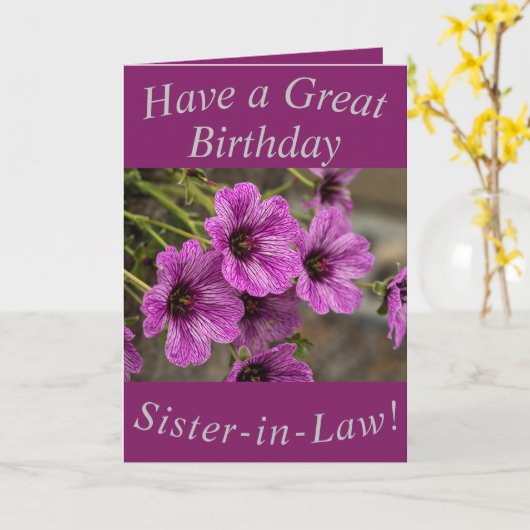 義理の妹のための紫ゲラニムス誕生日カード カード (黄色い花)