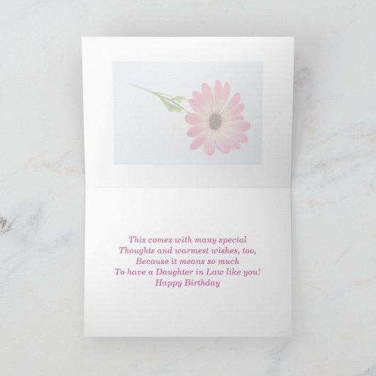 義理の娘 – ピンクのデイジー誕生日カード カード (内部)
