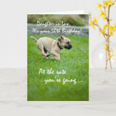 義理の娘、第50誕生日の子犬のランニング カード (黄色い花)