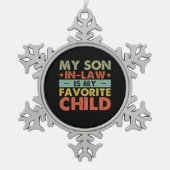 義理の息子は子お気に入りの家の溝だ スノーフレークピューターオーナメント (正面)