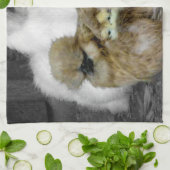 羽からかいま見ているひよこを持つSilkieの雌鶏 キッチンタオル (折り畳み)