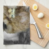 羽からかいま見ているひよこを持つSilkieの雌鶏 キッチンタオル (四つ折り)