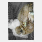 羽からかいま見ているひよこを持つSilkieの雌鶏 キッチンタオル (縦)