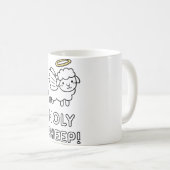 羽と光輪のついたユーモラスな聖なる羊 コーヒーマグカップ (正面右)