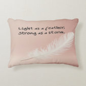 羽のように軽く、嵐のように強い アクセントクッション (正面)
