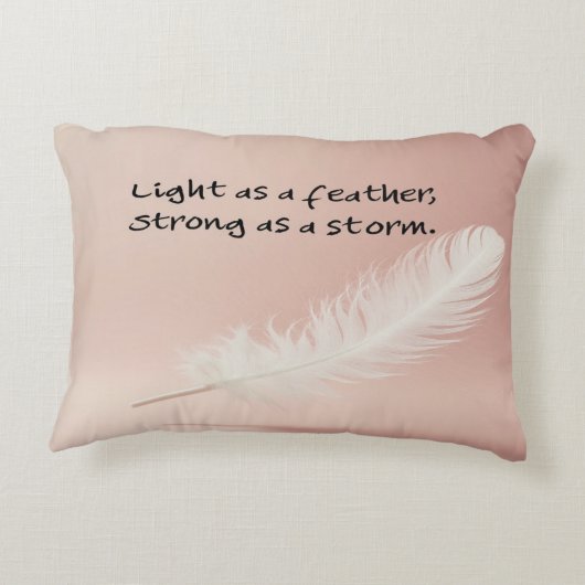 羽のように軽く、嵐のように強い アクセントクッション (裏面)