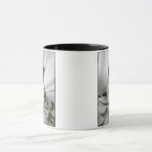 羽のマグを持つかわいいメインのあらいぐまの子ネコ マグカップ (中央)