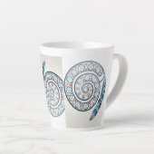 羽の付いた円 カフェラテマグ (右アングル)