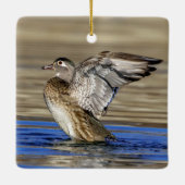 羽ばたくカルガモのメス セラミックオーナメント (裏面)