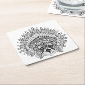 羽をつけられた戦争のボンネットの落書きのアライグマ スクエアペーパーコースター (アングル)