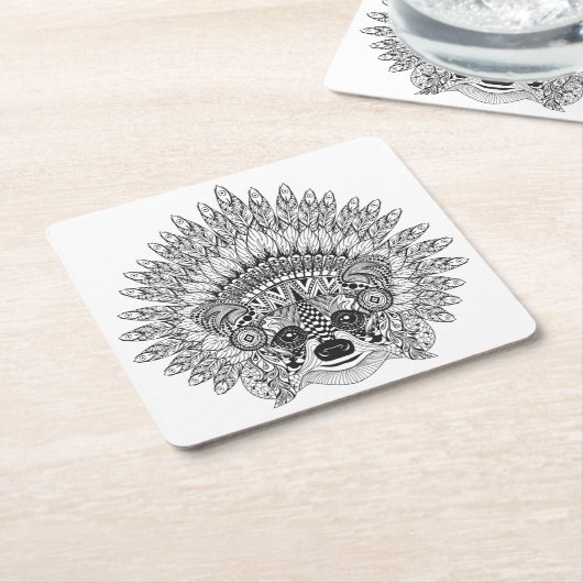 羽をつけられた戦争のボンネットの落書きのアライグマ スクエアペーパーコースター (アングル)