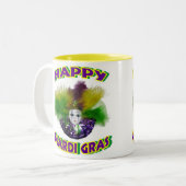 羽をつけられた謝肉祭のマスク ツートーンマグカップ (正面左)