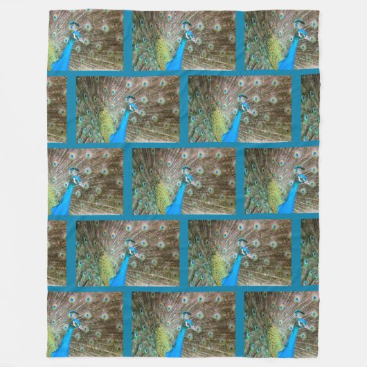 羽をファンインした孔雀 – ワイルドライフバード写真 フリースブランケット (正面)