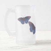 羽を広げた青い羽の蝶 フロストグラスビールジョッキ (左)