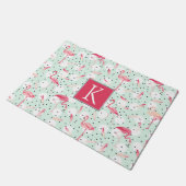 羽を持つフラミンゴの鳥は|あなたのイニシャルを加えます ドアマット (アングル)