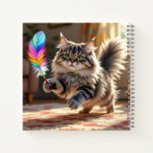 羽を追いかけるかわいい毛ふわふわした猫 ノートブック (裏面)
