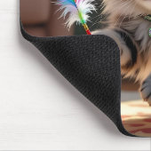 羽を追いかけるかわいい毛ふわふわした猫 マウスパッド (コーナー)