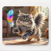 羽を追いかけるかわいい毛ふわふわした猫 マウスパッド (正面)