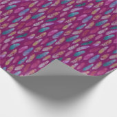 羽カラフル：紫の背景パターン。 ラッピングペーパー (角)