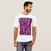 羽カラフル:紫の背景パターン。 Tシャツ (正面フル)