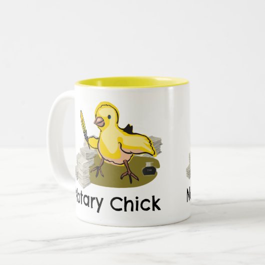 羽クイルおよび文書を持つ公証人のひよこ ツートーンマグカップ (正面左)