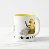 羽クイルおよび文書を持つ公証人のひよこ ツートーンマグカップ (正面右)