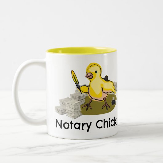羽クイルおよび文書を持つ公証人のひよこ ツートーンマグカップ (左)