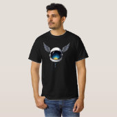 羽根つき宇宙飛行士のヘルメット - 宇宙アート Tシャツ (正面フル)