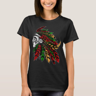 羽根のヘアバンドをつけたネイティブアメリカンインディアン Tシャツ