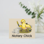 羽毛クイルとドキュメントを持つ公証人の雛 ポストカード (スタンド正面)