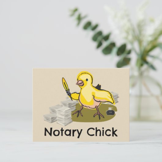 羽毛クイルとドキュメントを持つ公証人の雛 ポストカード (スタンド正面)