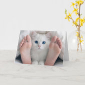 羽毛布団に潜る猫と人間の足 カード (黄色い花)