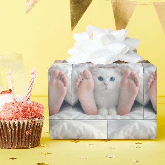羽毛布団の下の白猫と人間の足 ラッピングペーパー (誕生日パーティー)