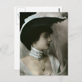 羽毛帽子とレースのチョーカー ポストカード (正面/裏面)