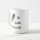 羽毛「自分に優しくせよ」 コーヒーマグカップ (正面左)