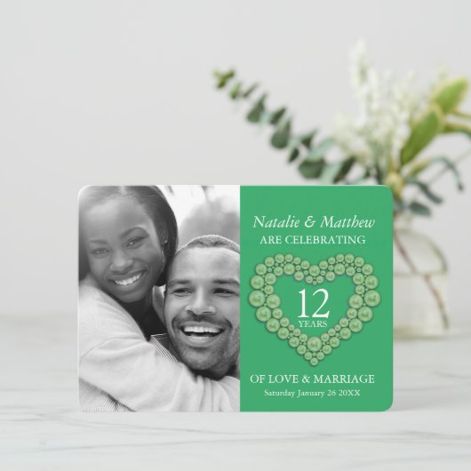 翡翠のグリーンビーズのハート型 12周年結婚記念日 招待状 (スタンド正面)